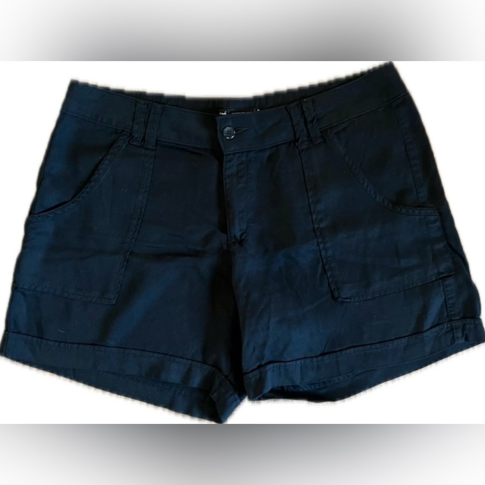 Lee mid rise fit 1889 black dress shorts. Excellent condition. Women’s size 14.